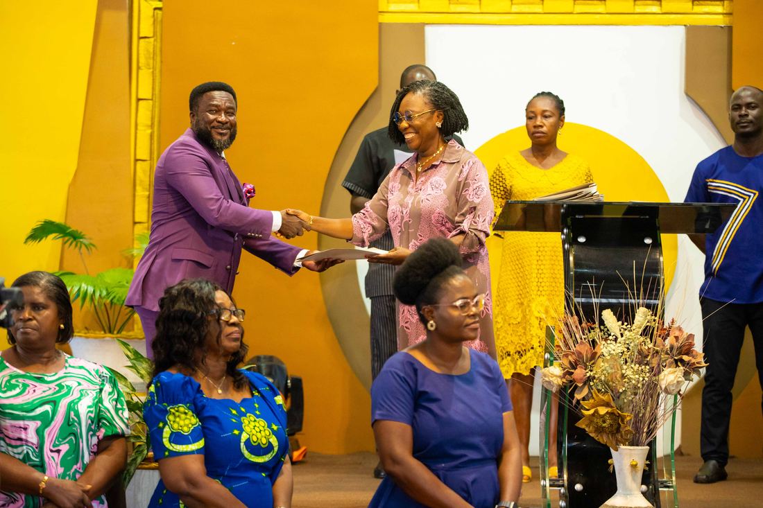 Presenting the commissioning file to the Decoration Committee