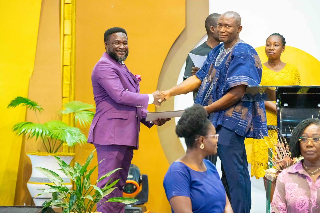 Presenting the commissioning file to the Anniversary Legacy Committee