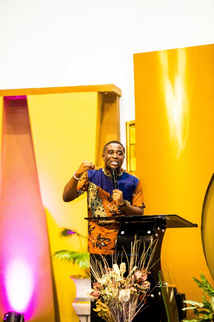 The English spokesperson addresses the congregation